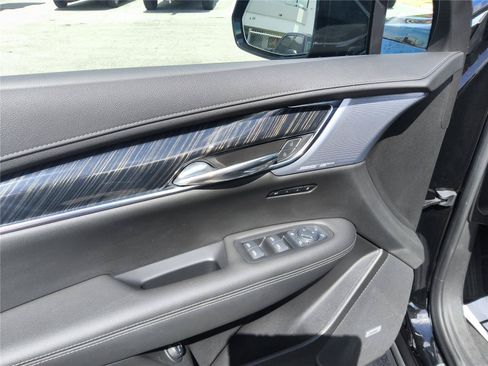 Used 2023 Cadillac XT6 Premium Luxury w/ Technology Package FWD image 17