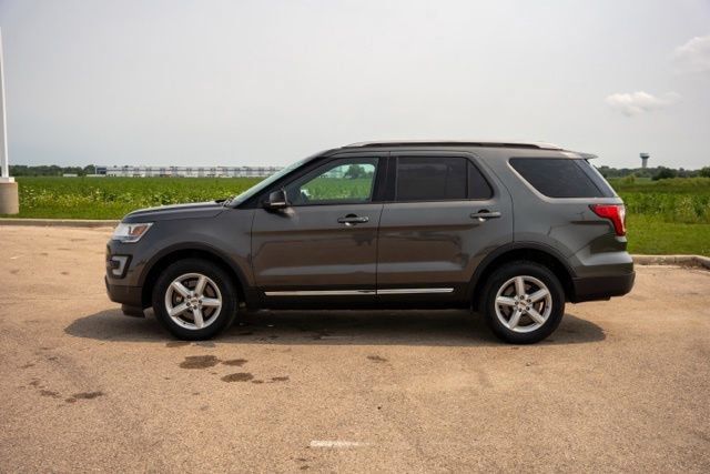Used 2017 Ford Explorer XLT AWD/4WD image 4