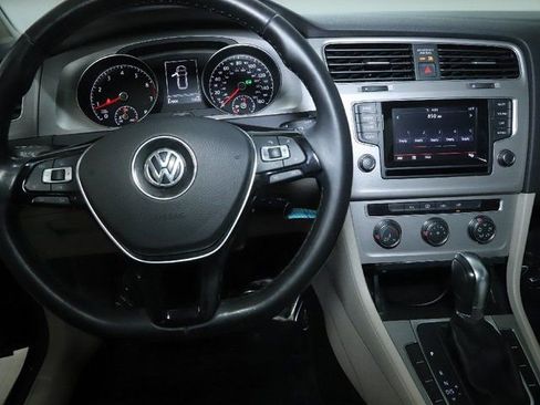 Used 2015 Volkswagen Golf S image 27