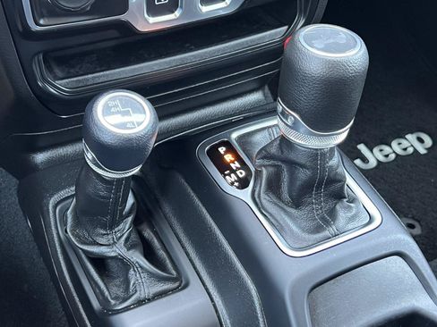 Used 2022 Jeep Wrangler Sport AWD/4WD image 30