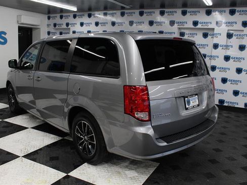 Used 2018 Dodge Grand Caravan SE image 2