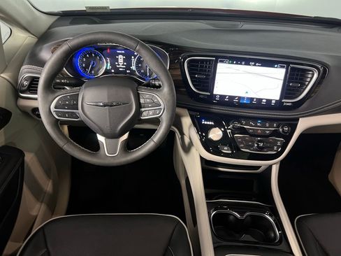 Certified 2024 Chrysler Pacifica Limited image 14