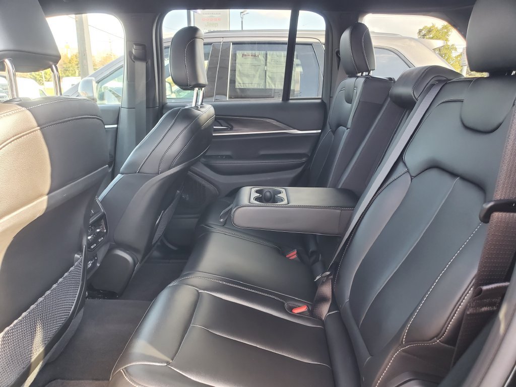 Used 2025 Jeep Grand Cherokee Limited AWD/4WD image 29