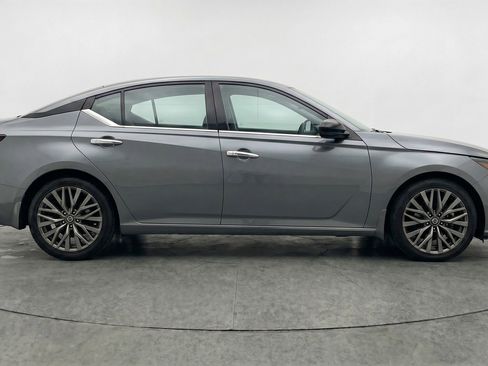 Used 2025 Nissan Altima 2.5 SV FWD image 9