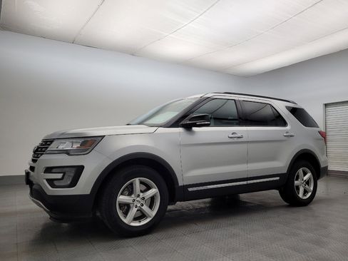 Used 2017 Ford Explorer XLT w/ Equipment Group 202A image 2