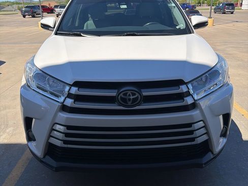 Used 2019 Toyota Highlander XLE image 2
