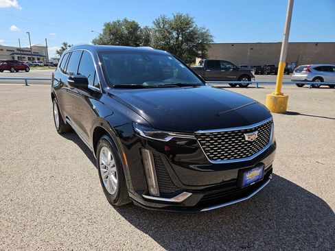 Used 2025 Cadillac XT6 Luxury FWD image 2