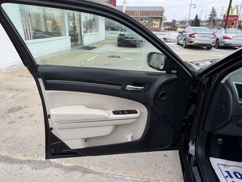 Used 2016 Chrysler 300 C image 9