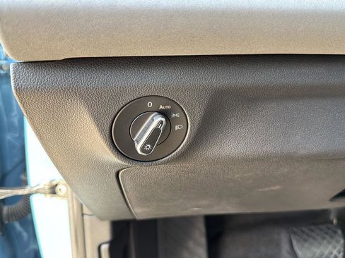 Used 2025 Volkswagen Jetta SE w/ Sunroof Package image 13