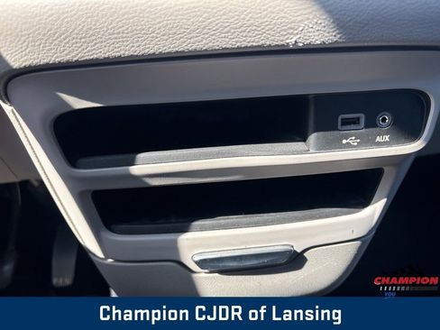 Used 2017 Chrysler Pacifica Touring FWD image 29
