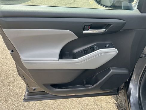 Used 2023 Toyota Highlander XLE image 10