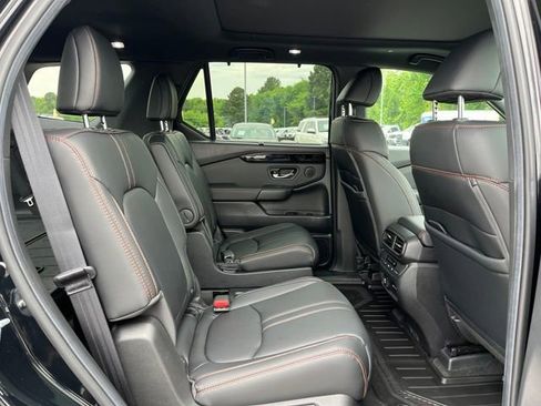 Used 2025 Honda Pilot TrailSport image 10