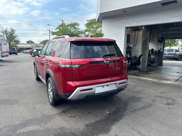 Used 2023 Nissan Pathfinder SL w/ Black Appearance Package AWD/4WD image 4