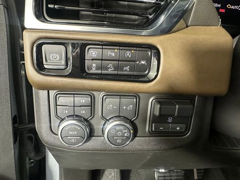 Used 2025 GMC Yukon XL Denali Ultimate AWD/4WD image 16