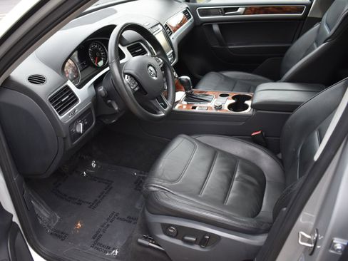 Used 2012 Volkswagen Touareg Sport image 22