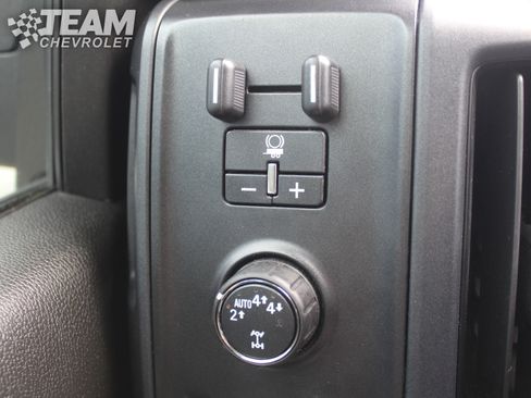 Used 2018 Chevrolet Silverado 1500 Custom w/ Custom Convenience Package AWD/4WD image 18