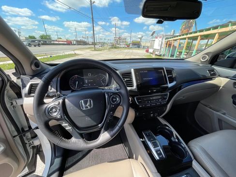 Used 2018 Honda Pilot Touring image 7