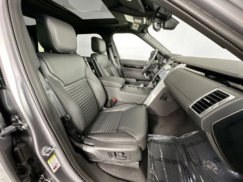 Used 2025 Land Rover Discovery S image 26