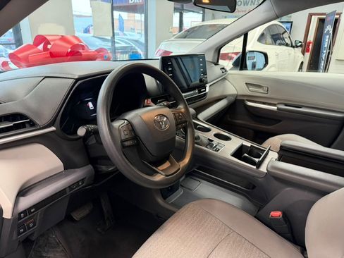Used 2022 Toyota Sienna LE image 19