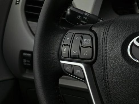 Used 2017 Toyota Sienna XLE w/ XLE Navigation Package FWD image 23