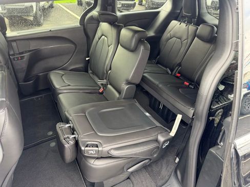 New 2026 Chrysler Pacifica Select image 36