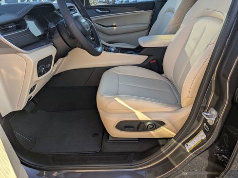 New 2025 Jeep Grand Cherokee L Limited image 15