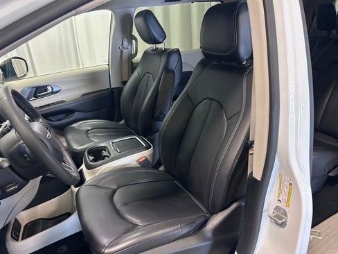 Used 2023 Chrysler Pacifica Touring-L FWD image 8