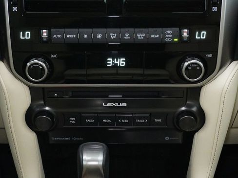 Used 2023 Lexus GX 460 Premium w/ Premium Package image 16