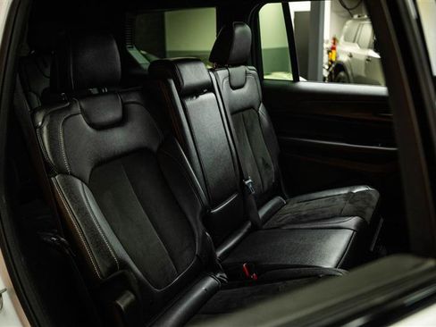 Used 2024 Jeep Grand Cherokee L Laredo image 12