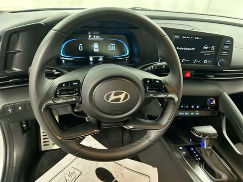 Used 2025 Hyundai Elantra Sport image 4