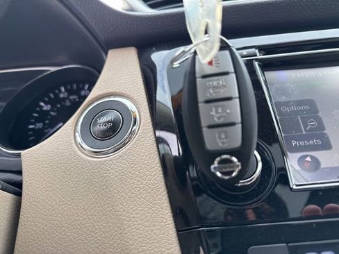 Used 2014 Nissan Rogue SL w/ SL Premium Package image 42