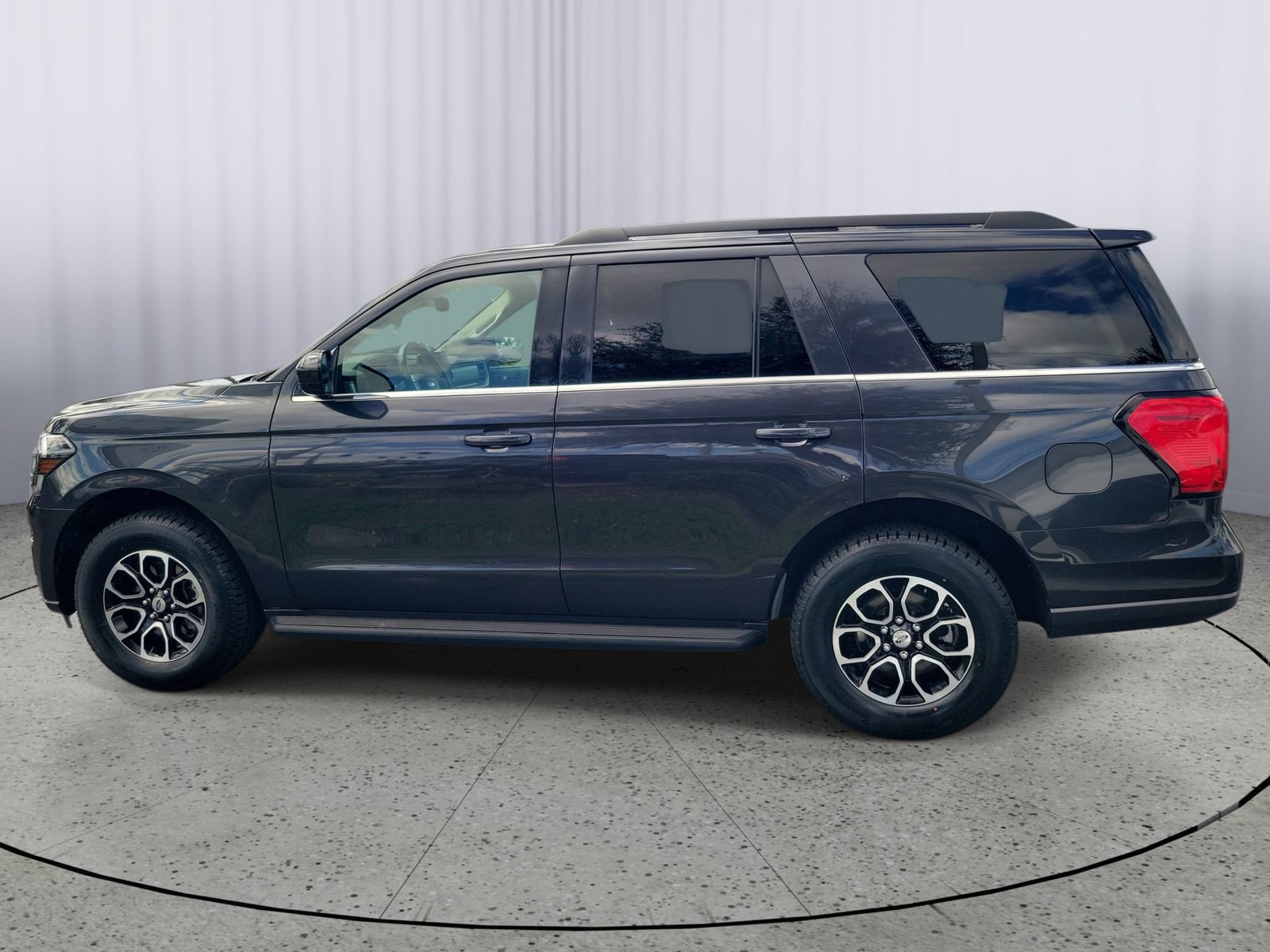 Used 2024 Ford Expedition XLT RWD image 4