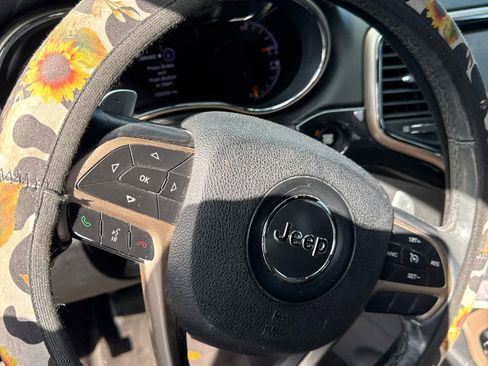 Used 2017 Jeep Grand Cherokee Laredo 75th Anniversary image 9