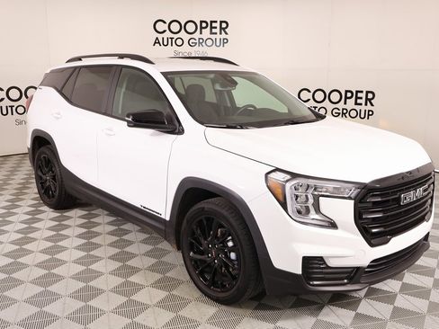 Used 2024 GMC Terrain SLE w/ Driver Convenience Package image 1
