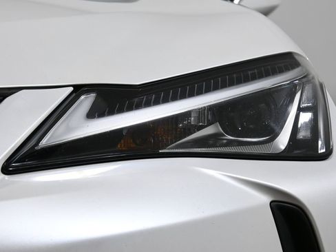 Used 2022 Lexus UX 200 w/ Accessory Package (Z2) image 11