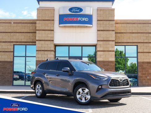 Used 2022 Toyota Highlander LE image 1