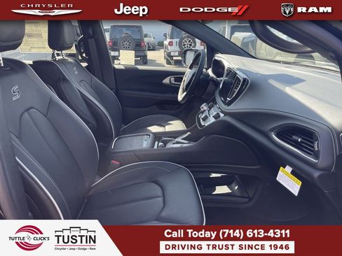 New 2026 Chrysler Pacifica Limited w/ Uconnect Theater Family Group FWD image 16