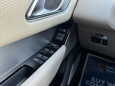 Used 2018 Land Rover Range Rover Velar R-Dynamic SE image 28