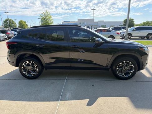 Used 2025 Chevrolet Trax LT w/ LT Convenience Package FWD image 6