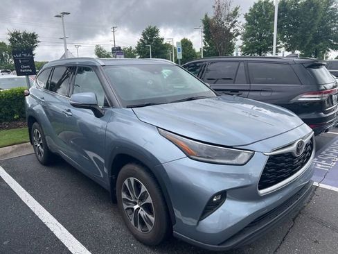 Used 2021 Toyota Highlander XLE AWD/4WD image 2