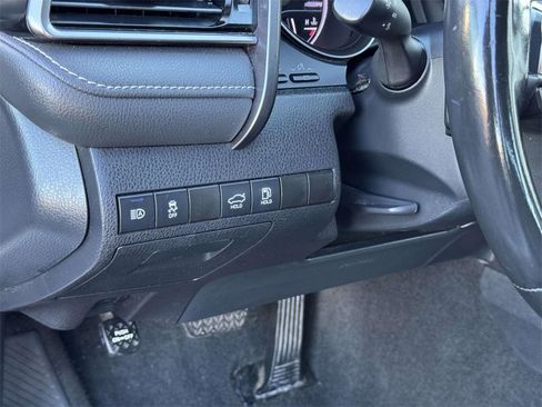 Used 2023 Toyota Camry SE image 9