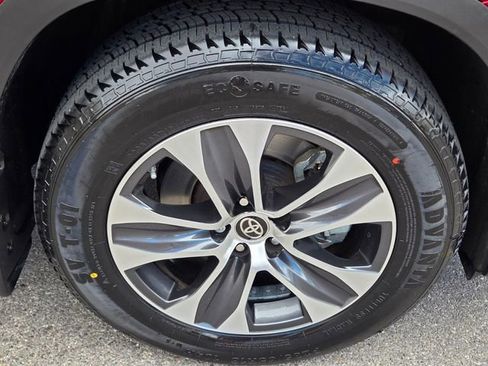 Used 2023 Toyota Highlander XLE FWD image 9