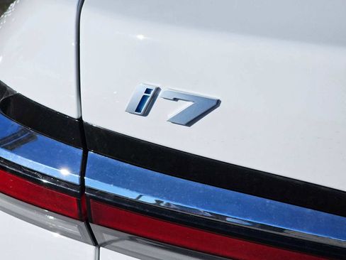 Used 2024 BMW i7 xDrive60 image 15