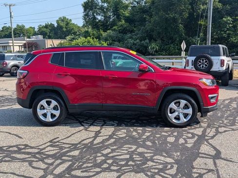 Used 2017 Jeep Compass Latitude w/ Cold Weather Group AWD/4WD image 2