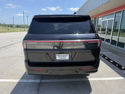 Used 2025 Lincoln Navigator Reserve AWD/4WD image 12