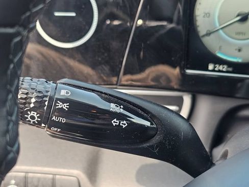 Used 2021 Hyundai Elantra SEL w/ Convenience + Premium Package FWD image 18