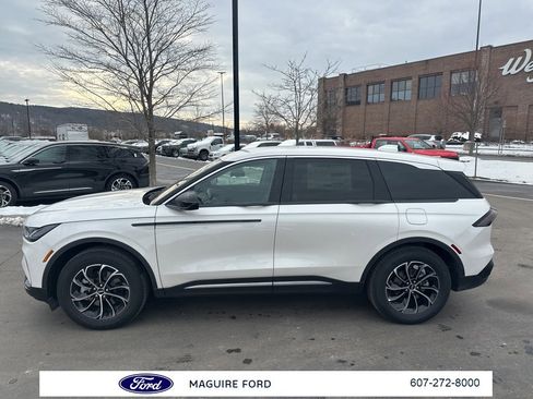 Used 2026 Lincoln Nautilus Premier image 8