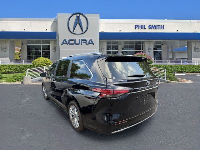 Used 2024 Toyota Sienna Platinum FWD image 9