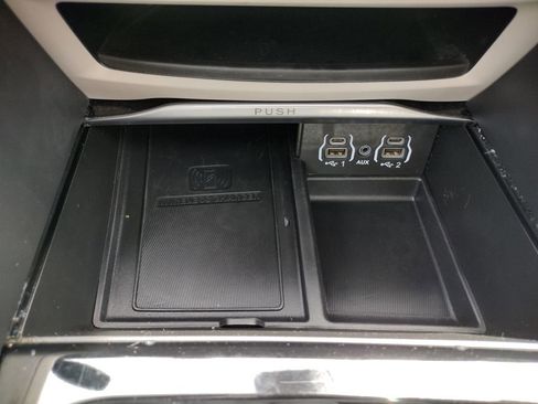 Used 2023 Chrysler Pacifica Limited FWD image 31