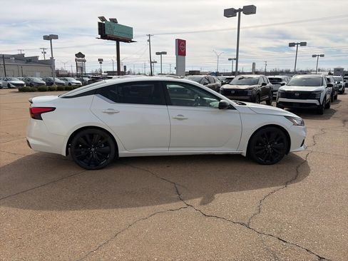 Certified 2022 Nissan Altima 2.5 SR w/ Midnight Edition Package image 5